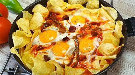 Huevos con jamón y patatas chips todo en una sartén en la Comunidad de