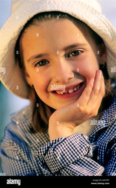 Fille Avec Un Sourire En Dents De Scie Banque De Photographies Et D