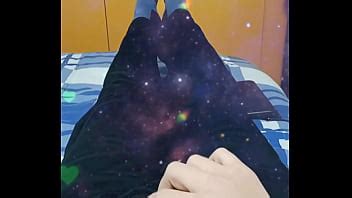 Jovencito de años sacude a la prensa con una gran polla saliendo del pantalón XVIDEOS