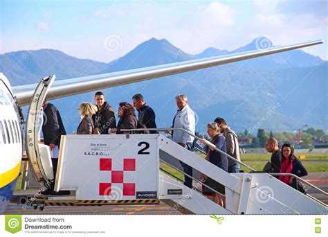 Passageiros Que Embarcam O Plano No Aeroporto De Orio Al Serio Em