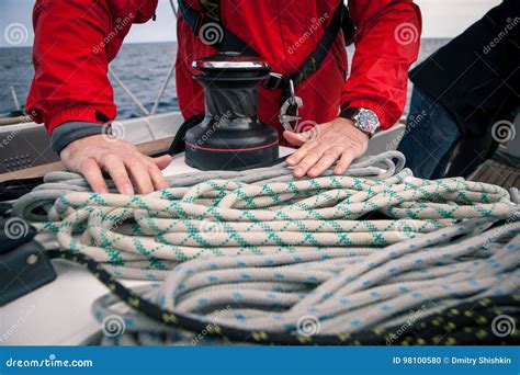 Da Cuerdas Del Aparejo De La Trenza Del Marinero En Un Yate Foto De