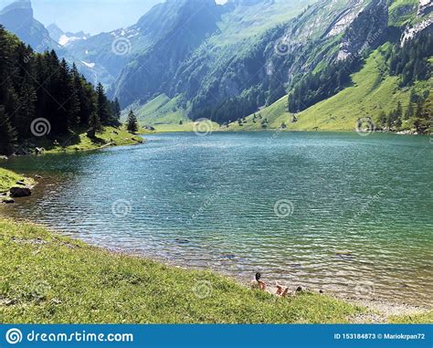 Lago Alpino Seealpsee En La Cordillera De Alpstein Y En La Regi N De