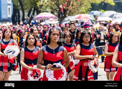 Los Estudiantes Desfilan Para Conmemorar El Aniversario De La Batalla