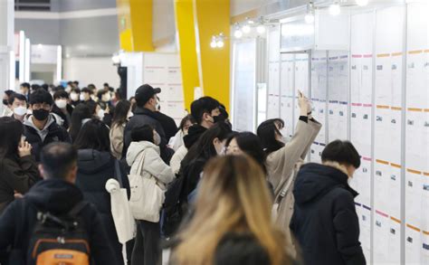 구직자 눈높이 내렸나…34 중견기업 취업 목표 서울경제