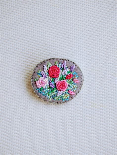 刺繍ブローチ〘ピンクの薔薇〙 ブローチ はるじおん 通販｜creemaクリーマ