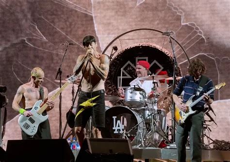 Em Post Nas Redes Sociais Sobre Show Na Argentina Red Hot Chili Peppers Presta Homenagem A Maradona