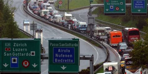 Kilometer Stau Vor Dem Gotthard S Dportal