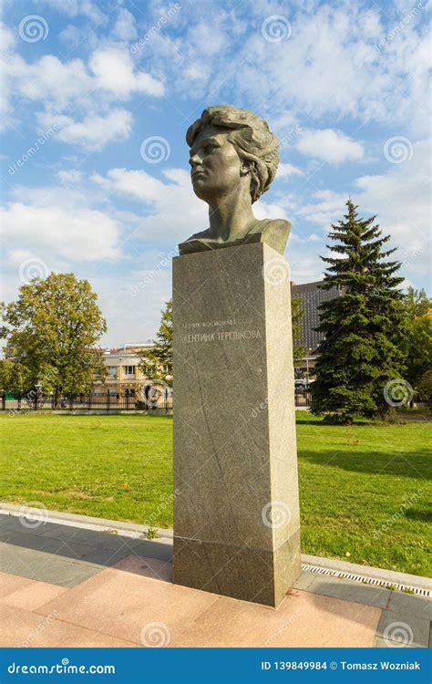 Monumento De Valentina Vladimirovna Tereshkova Moscú Rusia Imagen de