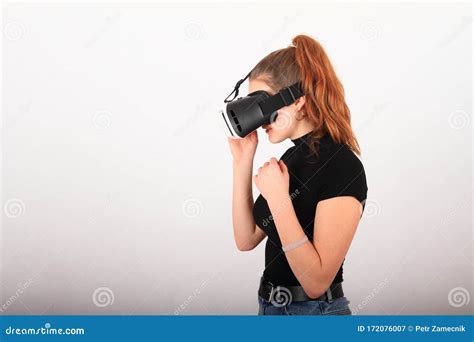 Brunette Ragazza Della Realt Virtuale Immagine Stock Immagine Di Elettronica Bello