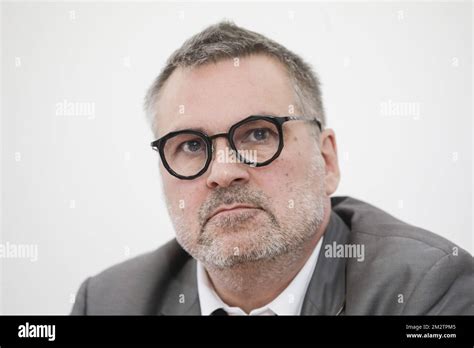 Leo Van Broeck Fotografi Durante Una Conferencia De Prensa Para