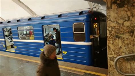 Поезд минского метрополитена въезжает на станцию метро из тоннеля - YouTube