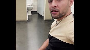 Mamando a rola do pedreiro da obra até o macho jorrar leitinho XVIDEOS