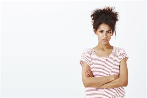 O Que Significa Amuada - Mulher amuada com um penteado afro posando no estúdio | Foto Grátis