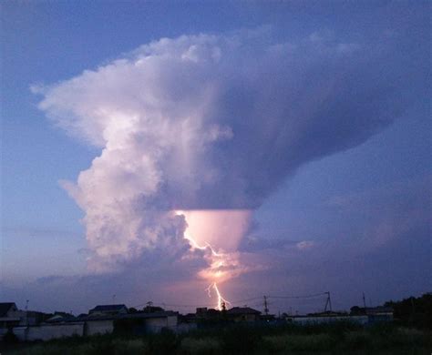 関東上空に発生した巨大な「積乱雲」が完全にラピュタな件 神秘的な場所 ラピュタ 雲