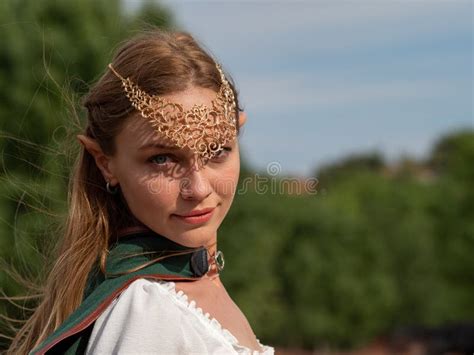 Plan Rapproch De Fille Blonde Avec Des Yeux Bleus Et Des Oreilles D Elfe Portant Un Cap Vert