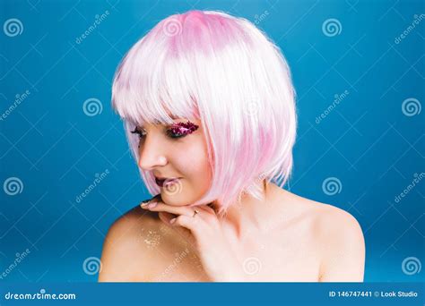 Giovane Donna Allegra Con Le Spalle Nude Taglio Di Capelli Rosa Del Ritratto Del Primo Piano