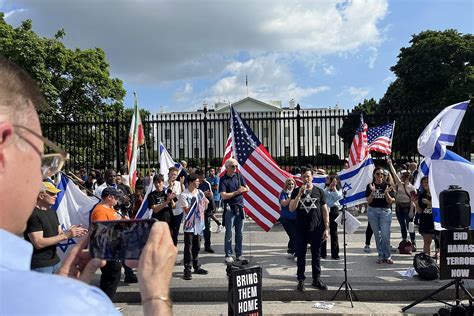 Pro Israel Rally Outside White House Draws Clergy Influencer