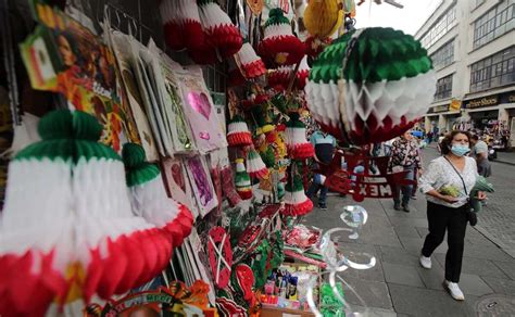 Carritos de adornos tricolor llegan a las calles del Centro Histórico