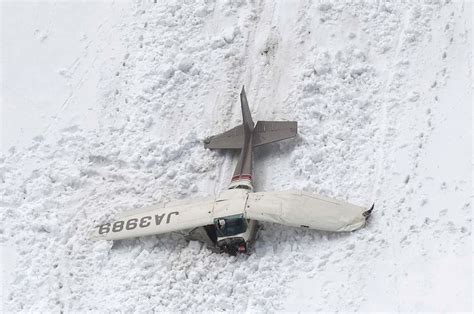 小型機墜落：機内から救出の男性4人全員の死亡確認 写真特集35 毎日新聞