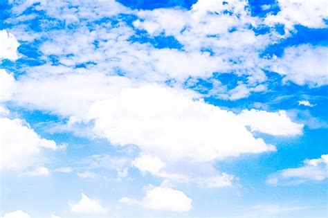 Un Cielo Azul Con Nubes Y Una Nube Blanca Foto Premium