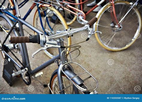 Kort Och Modell Med Cykeln Fotografering F R Bildbyr Er Bild Av Cykel