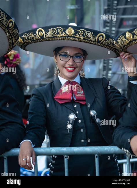 Mariachi costumes hi-res stock photography and images - Alamy