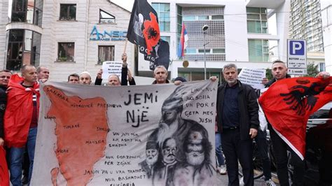 Tensionet në veri të Kosovës qytetarët protestojnë para ambasadës