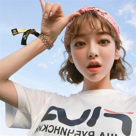 Hot girl xứ Hàn sở hữu gương mặt ngây thơ xinh đẹp tựa búp bê Báo Dân trí