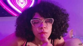 Chupando una verga y metiéndose leche en la boca XVIDEOS