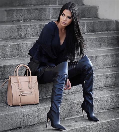 Брюнетки в высоких сапогах - 70 фото