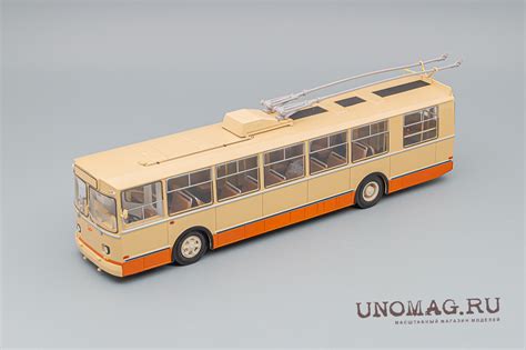 ЗИУ 9 троллейбус, кремовый