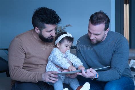 Gay Casado Pareja Jugando Con Su Hija En El Patio Muy Feliz Foto De Archivo Imagen De Exterior