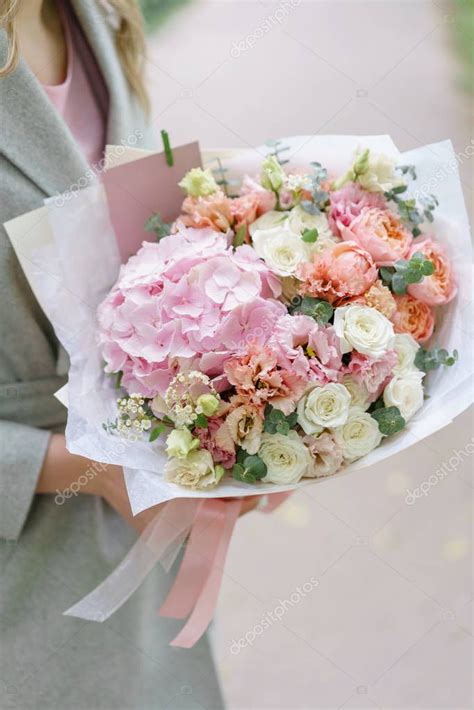 Hermoso Ramo De Verano Arreglo Con Flores De Mezcla Chica Joven