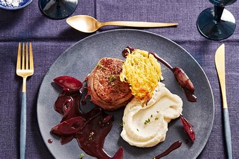 Rinderfilet in Rotweinsoße mit Selleriepüree und Rösti von chefkoch