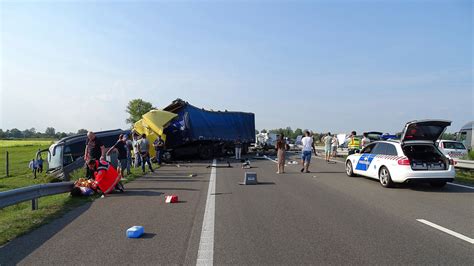 Egy kamion egy autóbusz és egy kisteherautó karambolozott az M5 ösön