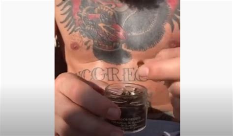 Vidéo Conor McGregor mange des abeilles au petit déjeuner