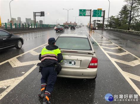 汽車拋錨困路中 警推車解圍 蕃新聞