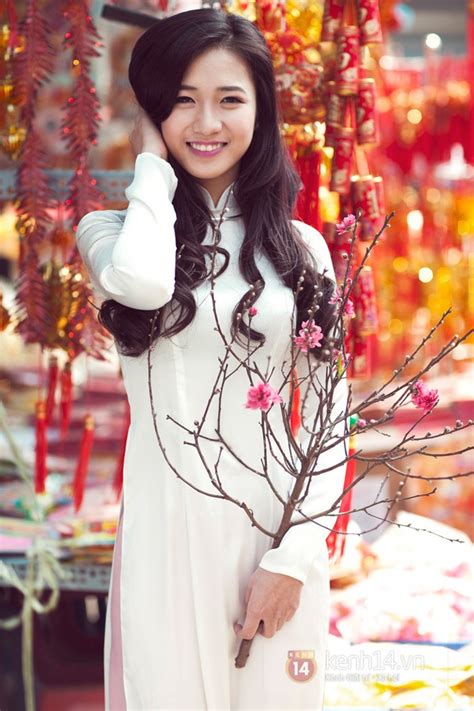 Hot girl 2 miền khoe vẻ đẹp đặc trưng trong tà áo dài truyền thống