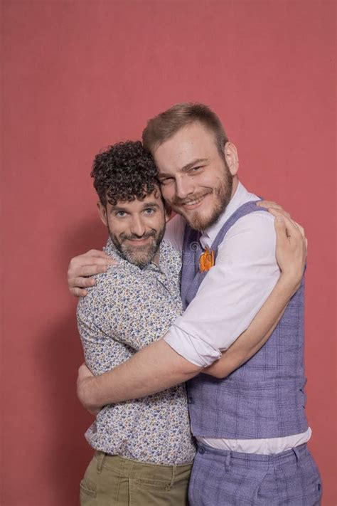 Abrazando a Una Pareja Gay Buscando Una Cámara Foto de archivo Imagen de homosexuales tonto
