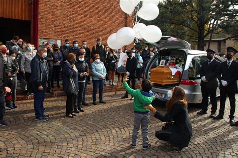 Cesate Lacrime Al Funerale Di Matteo Ghioni L Ultimo Saluto Con