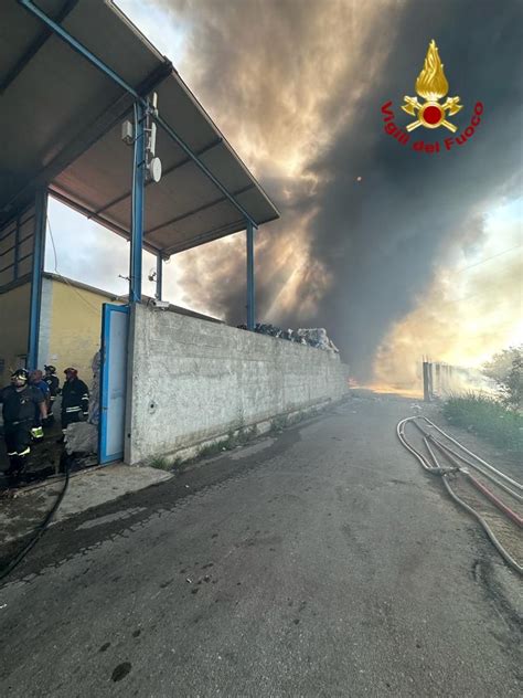 Incendio All Impianto Di Stoccaggio Minaccia L Abitato Di Sant Agata