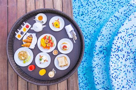 Bandeja De Desayuno Flotante Alrededor De La Piscina Al Aire Libre Con