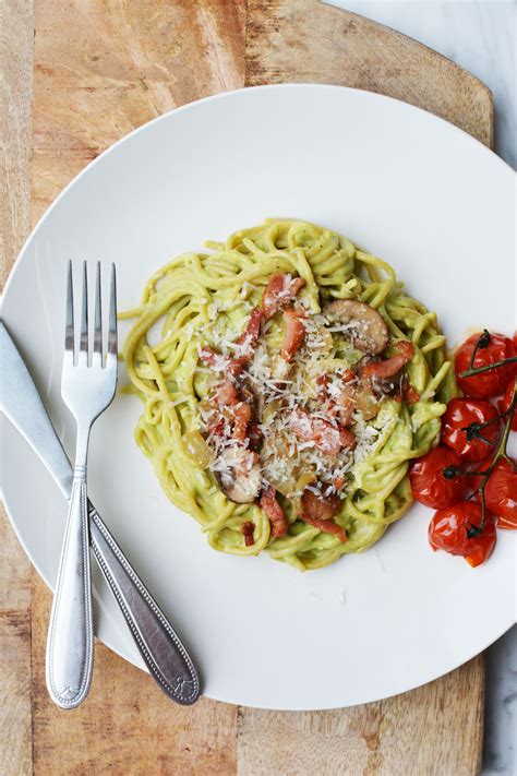 Spaghetti Carbonara Met Een Romige Saus Van Avocado