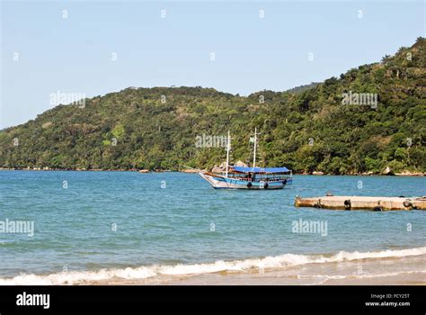 Isla De Ilha Grande Velero En La Playa Praia Lopes Mendes Estado De