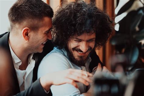 Diversa pareja gay abrazándose retrato de cerca los hombres homosexuales de la generación z