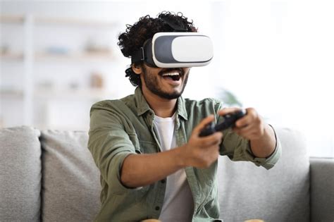 Joven Probando La Realidad Virtual Jugando Videojuegos Foto Premium