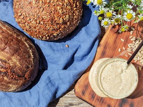 Sauerteig für brot in einem glas und hausgemachtes brot Kostenlose Foto