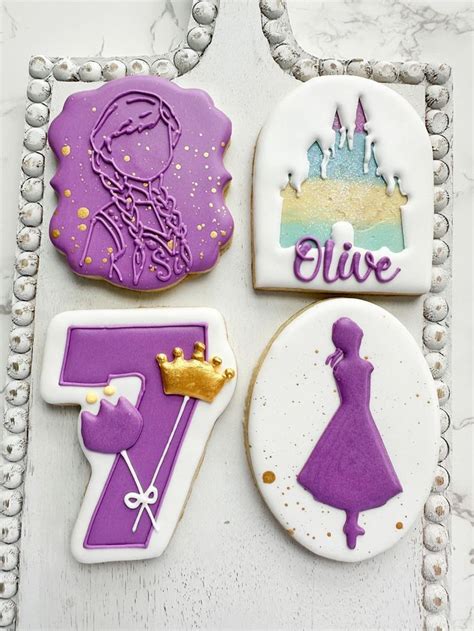 Pin By Marcia Bratkoski On Biscoitos Princess Cookies Disney Cookies