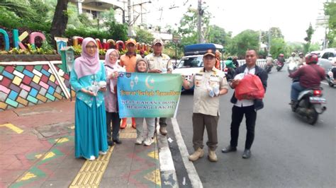 Aparatur Kelurahan Cikoko Jaksel Bagi Bagi Takjil