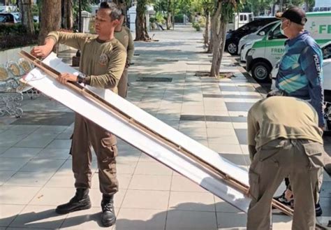 Sasar 119 Pedestrian Reklame Tak Berizin Ditertibkan Surabaya Today